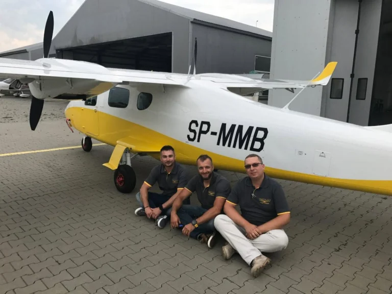 Zespół Ventum Air przy samolocie SP-MMB przed hangarem